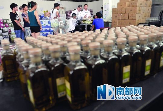 倉庫內正非法加工進口橄欖油，廣州市食藥監(jiān)局執(zhí)法人員上門查處。