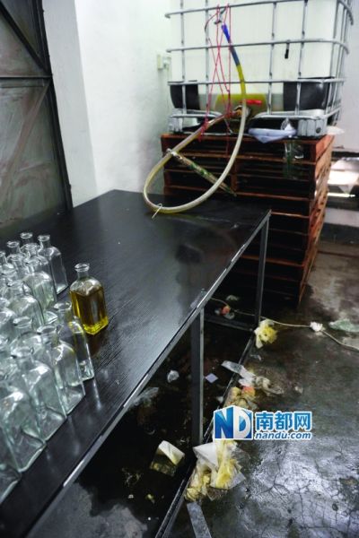 倉庫內橄欖油過濾加工區(qū)衛(wèi)生很差，地上全是油污。