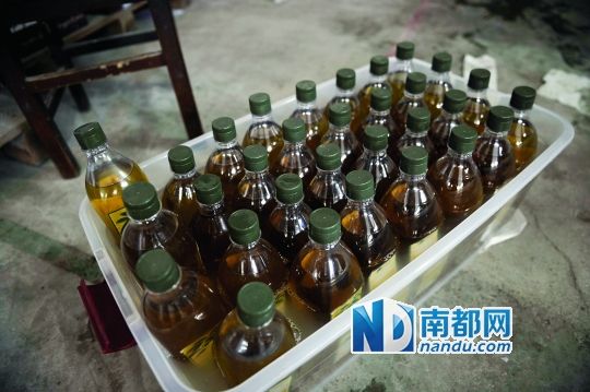 包裝好的橄欖油浸泡在洗潔精液體中。