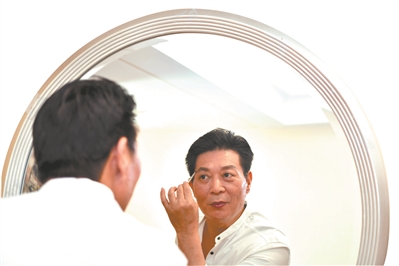 歐凱明在《醒獅·粵韻》后臺準備。