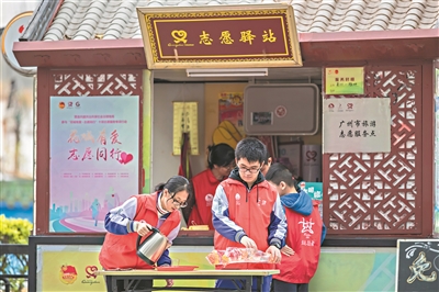 志愿驛站向市民派發(fā)免費(fèi)的熱姜茶。