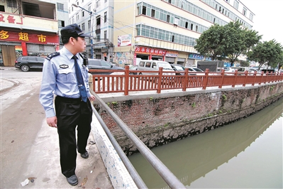 白云區(qū)鎮(zhèn)街河道警長(zhǎng)在巡河。