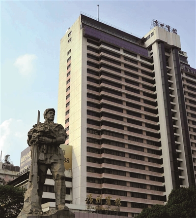 與廣州解放紀(jì)念像“同框”的廣州賓館