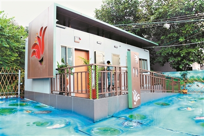 秀水公廁位于五眼橋西約64號側(cè)，以田園風(fēng)格裝修，公廁外設(shè)計成栩栩如生的立體彩繪鯉魚池。（資料圖片）