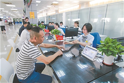 市民在政務(wù)中心辦理業(yè)務(wù)。