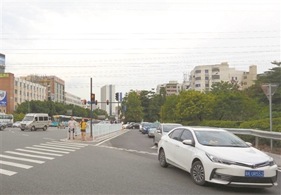 掉頭處與行人過街從空間上分離。