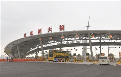 10月24日，從珠海開往香港的首批車輛駛上港珠澳大橋。
