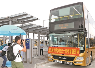 10月24日，記者在港珠澳大橋香港口岸拍攝開往珠?？诎兜拇┧蟀褪繝I運首發(fā)班車。