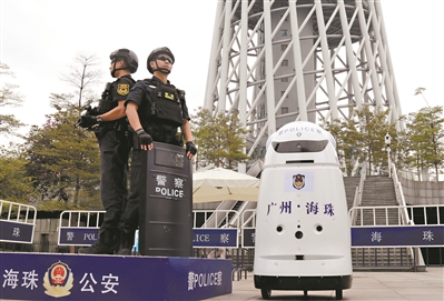 15日，AI－2000警用機器人安安警官上崗，協(xié)助羊城突擊隊海珠分隊特警隊員執(zhí)勤。