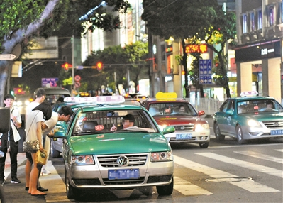 乘客乘坐出租車出行。（資料圖片）
