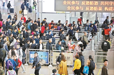 春運(yùn)前夕，旅客在廣州南站排隊(duì)進(jìn)入候車區(qū)。