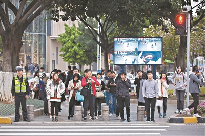 大部分行人遵守交通規(guī)則不會闖紅燈。