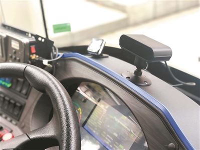5G公交駕駛席正前方安裝有“車長人面識(shí)別”裝置。