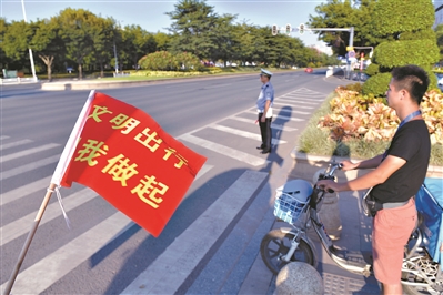 廣州會展西路新港東路口，路人有序過馬路。