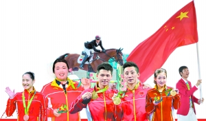 從左至右為：李丹、馮珊珊、陳艾森、林躍、劉詩(shī)雯、雷聲，騎馬者為華天。 