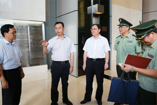 溫國輝帶隊突擊檢查安全生產(chǎn)