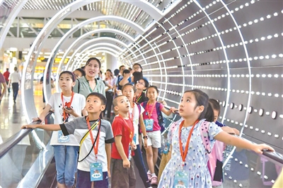 孩子們在白云機(jī)場參觀。
