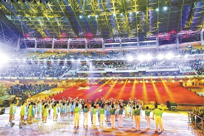 上千平方米巨幅國旗亮相，全場掀起高潮，也宣告為期19天的海心沙燈光音樂秀正式落下帷幕。