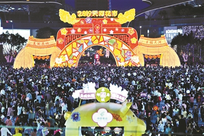 天河花市人潮如織。 廣州日?qǐng)?bào)全媒體記者莊小龍 攝