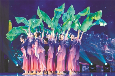 晚會現(xiàn)場，《雨潤芭蕉》舞蹈表演。