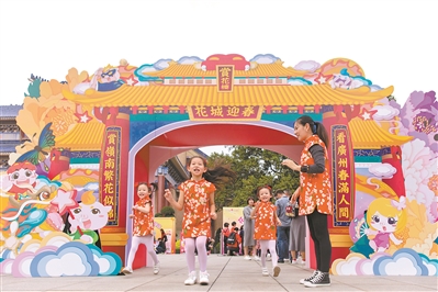 元宵嘉年華上，小朋友盡興玩耍。