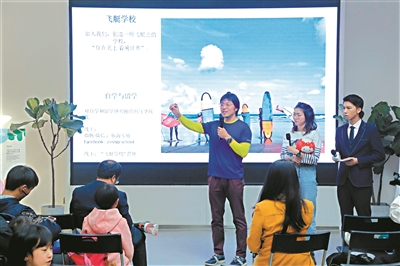 《航海家庭》的主人公父女翟峰和翟乃馨亮相。