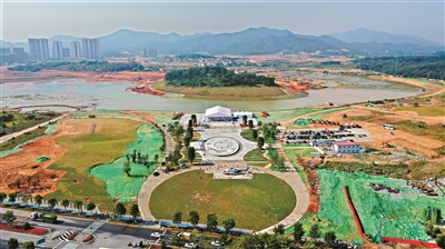 環(huán)湖總部經(jīng)濟(jì)帶動(dòng)工暨穗港澳通用航線啟動(dòng)活動(dòng)主會(huì)場(chǎng)航拍圖。