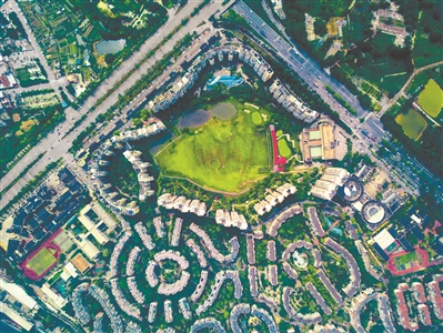 南國奧林匹克花園，大片的綠地，讓人們既能運動，也能放空自己。