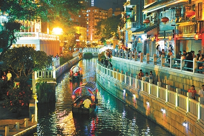荔枝灣涌，水面浮光點點，人們依百年舊俗,乘花艇夜游。
