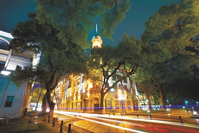 沙面島，匯豐銀行，在夜色中仿佛訴說著“一口通商”的歲月。
