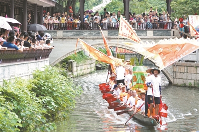 廣州共20多條龍舟匯聚荔枝灣，秀龍、斗龍、舞龍，鑼鼓喧天，一片歡騰。