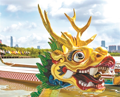 海珠濕地停放的龍舟，龍頭色彩斑斕，熠熠生輝。