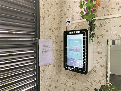 沙面南街的廁所里有刷臉取紙機(jī)。