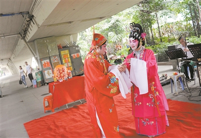 廣州沙面的引橋下成了大戲臺(tái)，每周四大戲準(zhǔn)時(shí)上演，這是正在演出的蓮姐與玉姐的折子戲。