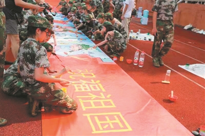 廣美學生繪長卷祝福祖國。