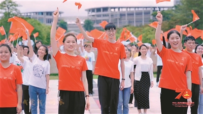 大學生揮舞國旗高歌歡慶國慶。