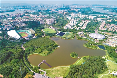 中心湖是大學(xué)城畢業(yè)生的集體回憶，從高空俯瞰，體育中心和廣州自行車輪滑極限運(yùn)動(dòng)中心盡收眼底。