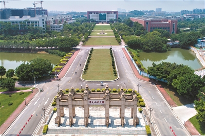 “國(guó)立中山大學(xué)”牌坊是大學(xué)城極具標(biāo)志性的景觀之一。