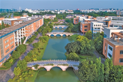 廣東外語外貿(mào)大學(xué)，碧波上的拱橋帶出溫婉情調(diào)。