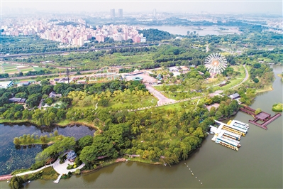 廣州北部的白云、從化、增城三個(gè)區(qū)有著豐富的山水自然資源，市民周末到北部市郊游山玩水，可以逃離城市的喧囂，感受詩(shī)與遠(yuǎn)方的悠閑。圖為白云湖東湖西岸的摩天輪，是市民拍照的標(biāo)志性景點(diǎn)。