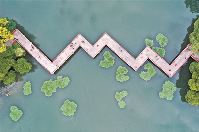東山湖公園九曲橋是廣州知名的人文景點(diǎn)。