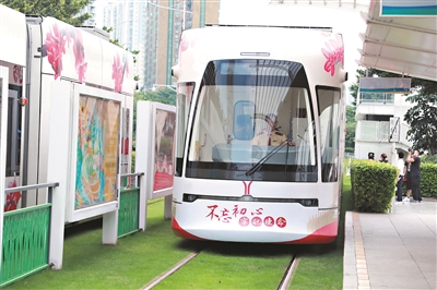 “不忘初心、牢記使命”主題列車在有軌電車海珠線亮相。