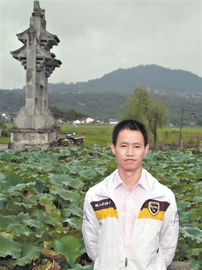 我是一名共產(chǎn)黨員，在彈簧行業(yè)工作，要做到像彈簧一樣保持彈性，要有能屈能伸的樂觀態(tài)度、自強(qiáng)不息的拼搏精神。 ——張春新