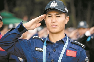 從穿上警服的那天起，我就深知人民警察的職責(zé)就是服務(wù)人民、守護(hù)平安?！獙O萬鵬
