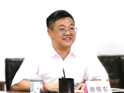 工作不僅僅是謀生的手段，更應(yīng)成為提升自身專業(yè)素養(yǎng)的平臺(tái)。 ——謝振東