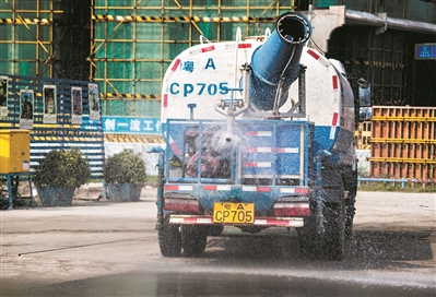 灑水車進(jìn)行降塵作業(yè)