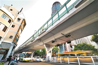人民南路新中國(guó)大廈對(duì)出路面交通順暢。