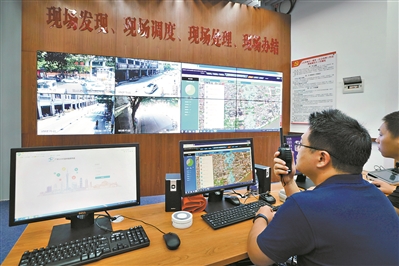 人民南地區(qū)（越秀）社會(huì)治理工作站，工作人員正在調(diào)度臺(tái)監(jiān)控路面情況。