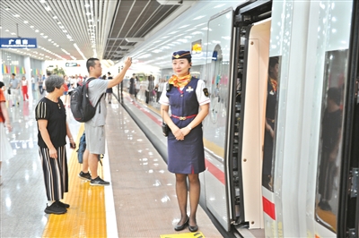 首趟從廣州南站開往香港西九龍站的G6501次“復(fù)興號”列車。