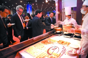 “廣州之夜”中外嘉賓品嘗羊城美食
